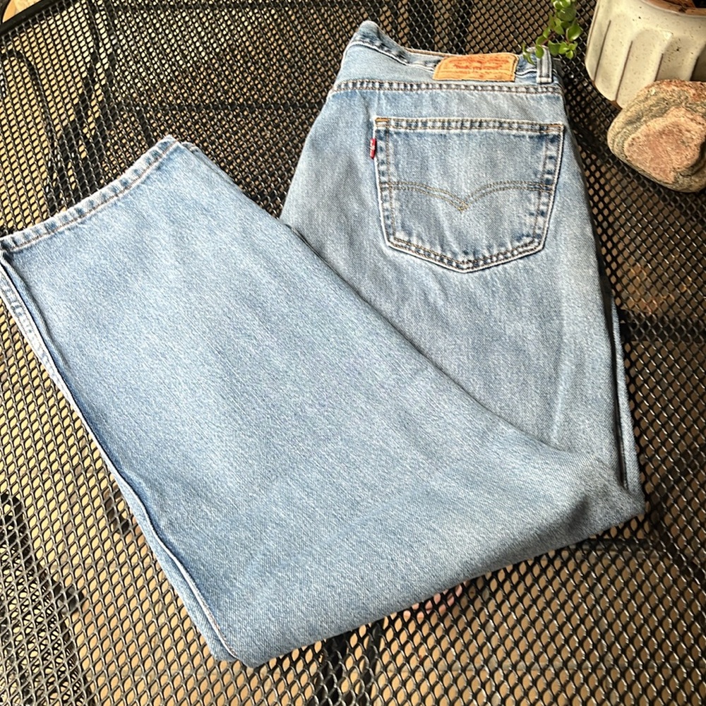 Levis 550 relaxed fit w distressed knee